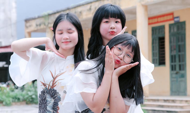 Między Przyjaźnią a Tajemnicą: Letni Poranek, Który Zmienił Wszystko