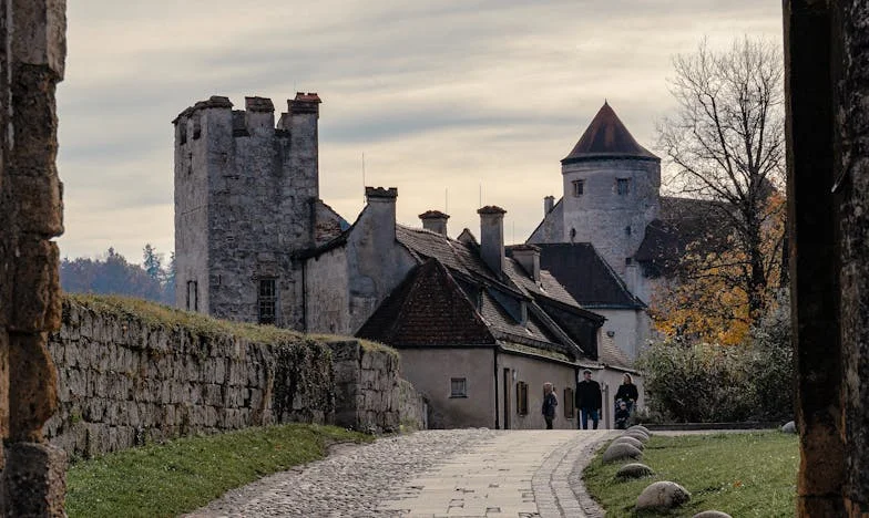 Na rozdrożu: Historia o Lucji, Marcinie i wyborach, które bolą