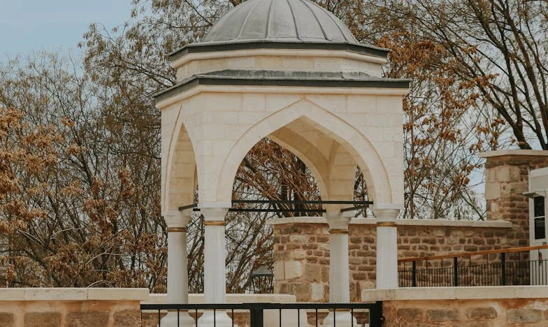 „Nie teraz, Julka, dorośli rozmawiają”: Moje życie w cieniu własnej rodziny