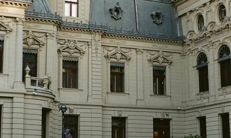 „Zanim miasto się obudzi – opowieść syna ulicznego zamiatacza”