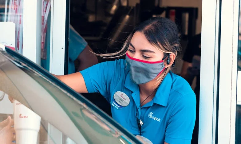 Gorzki smak świąt: kiedy mama wybiera kogoś innego – Moja opowieść o zdradzie, rodzinnych konfliktach i pytaniu, czy warto jeszcze walczyć o relację