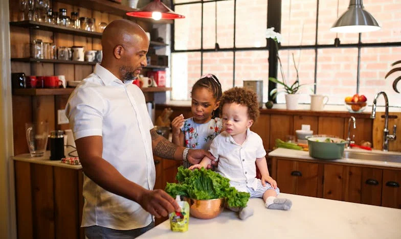 Dorosłe dzieci mojego męża wtargnęły na nasz miesiąc miodowy i zażądały willi – ale dostały nauczkę, której nie zapomną