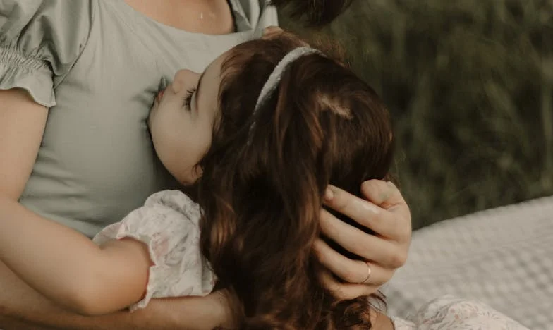 Moja córka co miesiąc przesyła mi pieniądze i błaga, żebym nie mówiła o tym jej mężowi. Czy powinnam czuć wdzięczność czy wstyd?