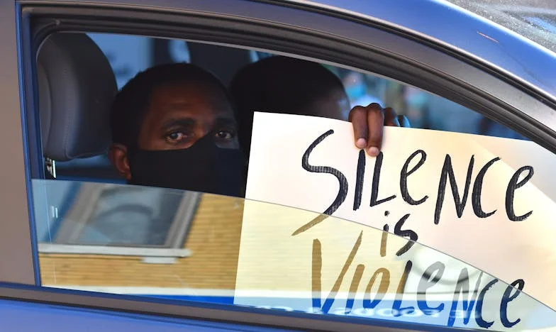 Kiedy serce nie potrafi wybaczyć: Moja ucieczka z niemowlęciem i walka o siebie