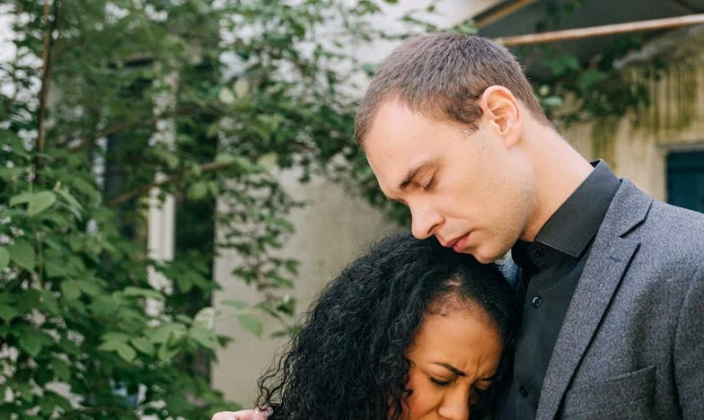 Między dwoma światami: Opowieść o wyborach, które ranią