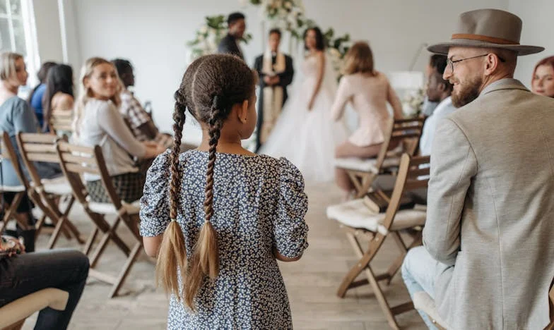 Mój mąż nazwał mnie „tłustą świnią” przy stole. Zamilkłam, ale potem zrobiłam coś, czego nigdy nie zapomni…