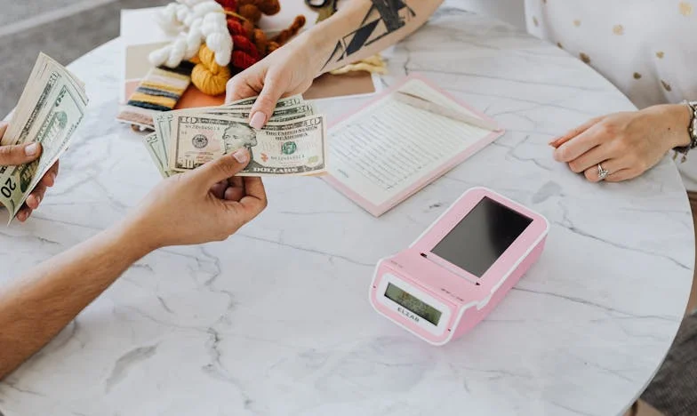 „Przywieź dzieci, ale portfela nie zapomnij”: Rodzinne sekrety pod starą jabłonią w Radomiu