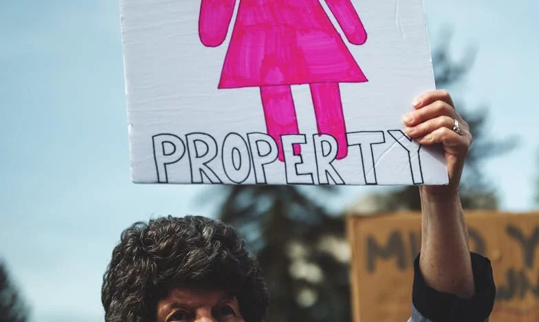 Kiedy cierpliwość pękła: tamtej nocy kazał mi spać na klatce schodowej