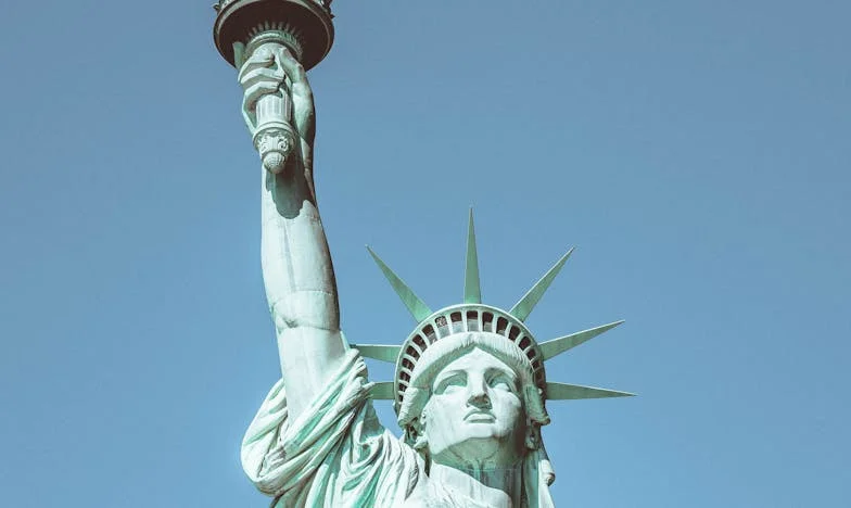 Kiedy wróciłam do domu, obcy leżał w moim łóżku: Warszawska opowieść o rodzinie, zaufaniu i granicach