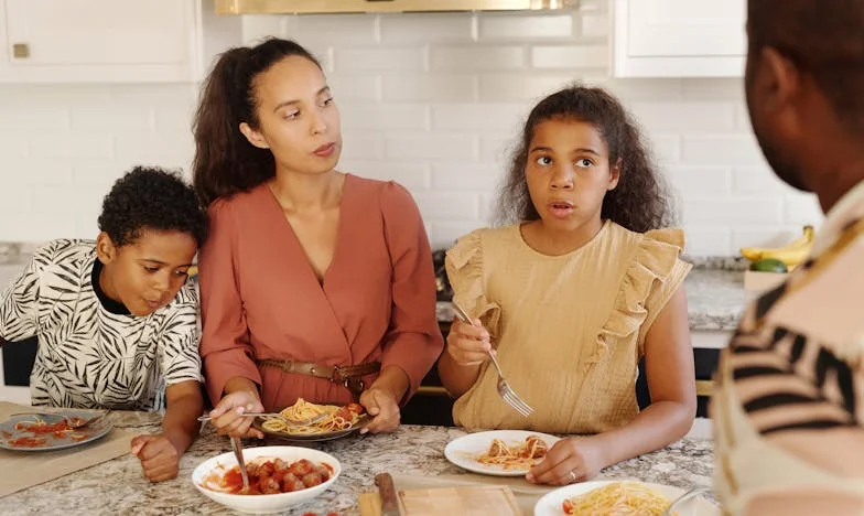 Między ciszą a krzykiem – historia o rodzinnych tajemnicach i przebaczeniu