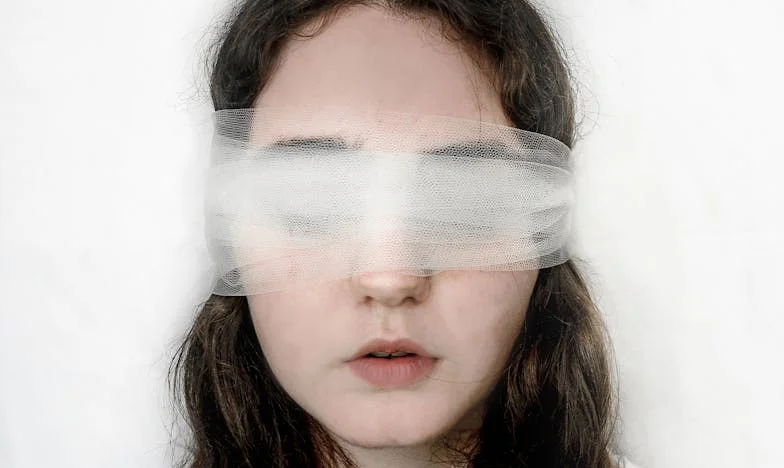 Między dwoma ogniskami: Jak przetrwałam życie z mężem-maminym synkiem