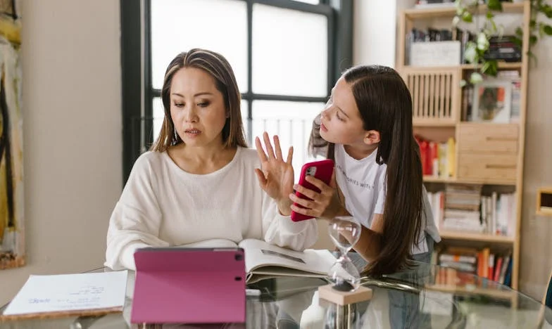 Niespodziewani goście: Kiedy córka mojego męża z dziećmi i walizkami stanęła w moich drzwiach