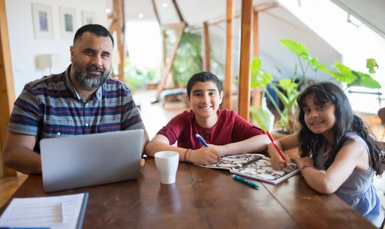 O 7:15 usłyszałam zatrzask walizki. Po 27 latach małżeństwa mój mąż wyszedł do niej — do kobiety, którą znałam od lat.