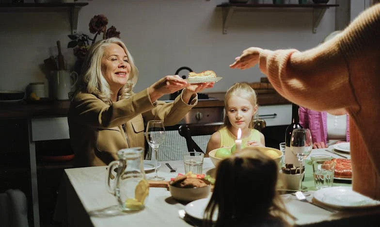 „Przyszłam do synowej o 10 rano: ona śpi, dzieci same się bawią, a potem narzeka na zmęczenie” – Historia, która podzieliła naszą rodzinę