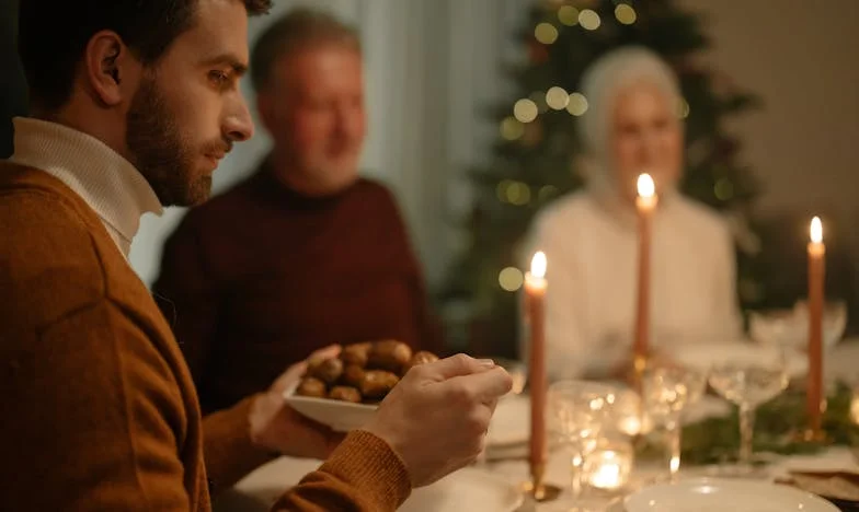 W wieku pięćdziesięciu lat usłyszałam „jest pani w ciąży” — i w tej samej chwili moja rodzina uznała mnie za wstyd