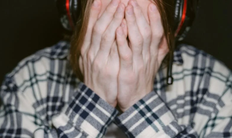 Życie na krawędzi: Jak zostałam jedyną podporą rodziny, gdy mój mąż uciekł w wirtualny świat