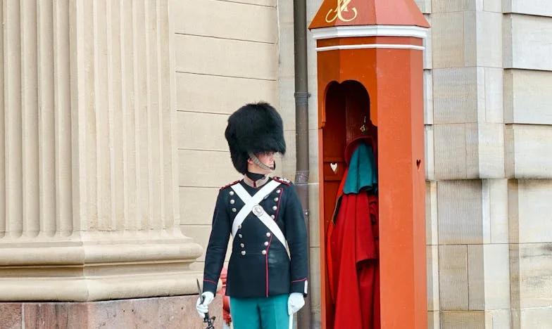 Wyśmiewali się z mojego szminki, dopóki nie zobaczyli mojej odznaki: „ELITARNY STRZELEC”