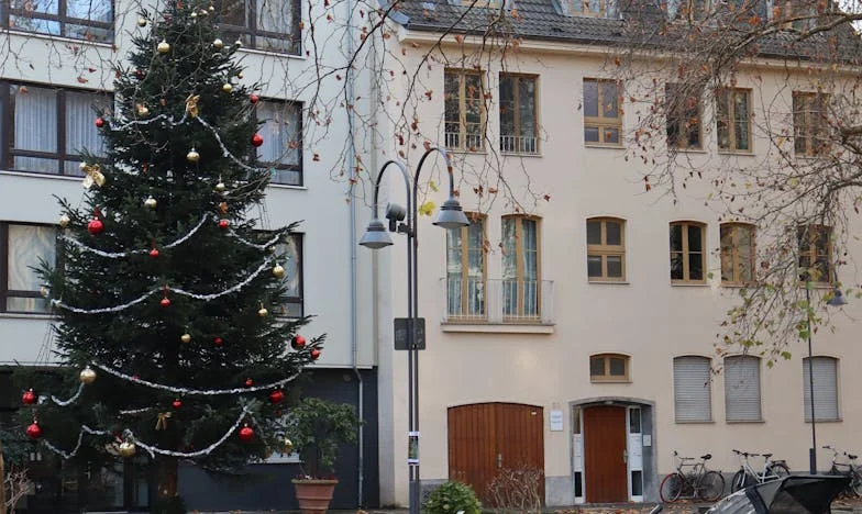 A Candle in the Wind: Between Betrayal and Forgiveness