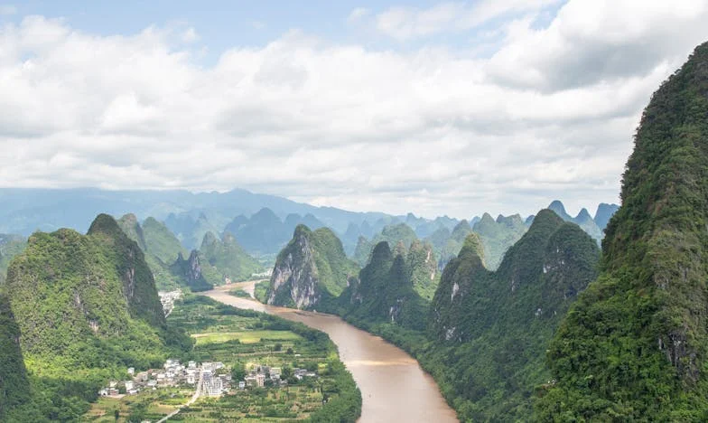 He Saw a Waitress Feed a Disabled Old Man — That Night Changed Everything I Knew About Power