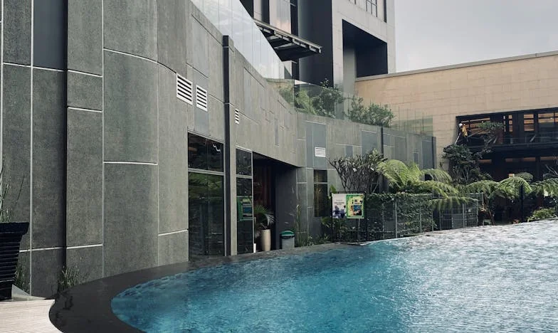 She Humiliated Him at the Bank… Hours Later, She Lost Everything: A Chicago Story of Power, Pride, and Redemption