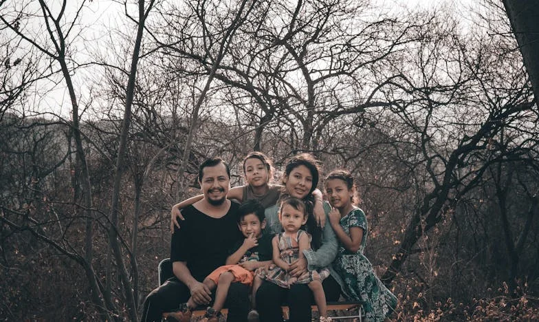 The Billionaire’s Daughter and the Secret in Her Hair: A Story of Hidden Pain and Unlikely Courage