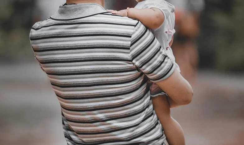 A Chilling Discovery at Dinner: The Night My Daughter’s World Changed Forever