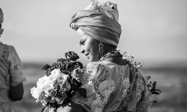 Le festin du silence : une vie entre gratitude et regrets