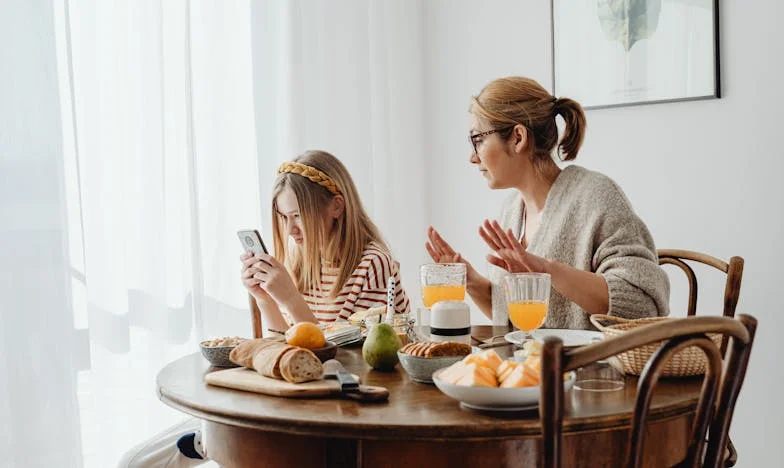 Messages inattendus sur le téléphone de mon mari : De la méfiance à l’amour retrouvé – Confession d’une épouse française