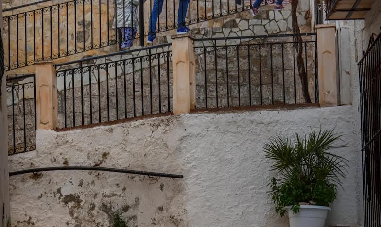 Entre Deux Feux : L’Amour, la Liberté et la Peur de Revivre le Passé