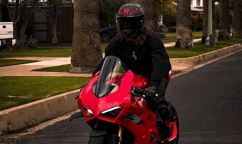 La petite fille qui attendait sa mère : Histoire d’un espoir brisé et d’une famille retrouvée