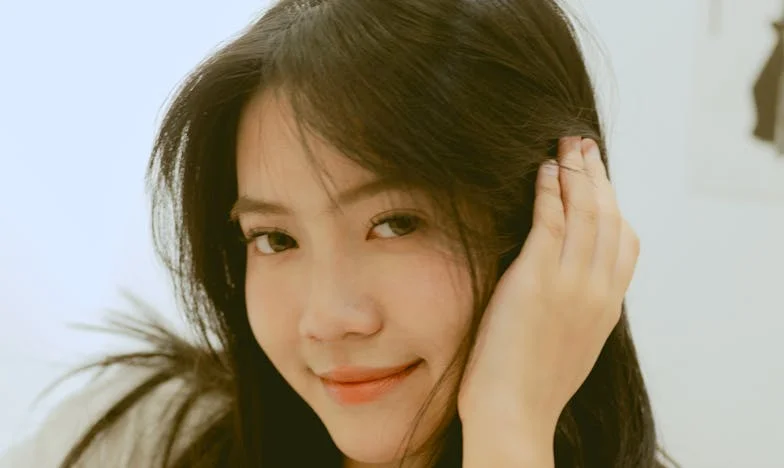 « C’est à cause de toi qu’on n’arrive plus à joindre les deux bouts » – Quand une mère blesse plus que la vie elle-même