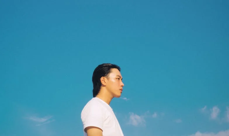 Chaque fois que mon gendre rentre, je dois disparaître : La douleur d'une grand-mère française