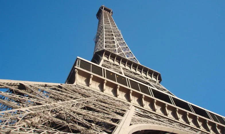 Entre Devoir et Liberté : L’histoire de Camille, fille de famille française