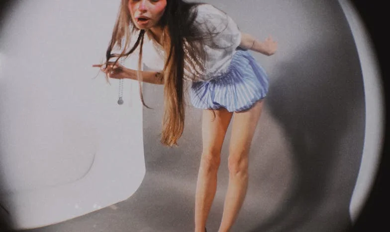 Entre Quatre Murs Étrangers : Le Combat d'Élodie pour Sa Place