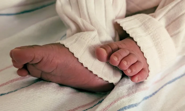 Après l’enterrement, j’ai ouvert son vieux téléphone : la vérité qui m’a brisée