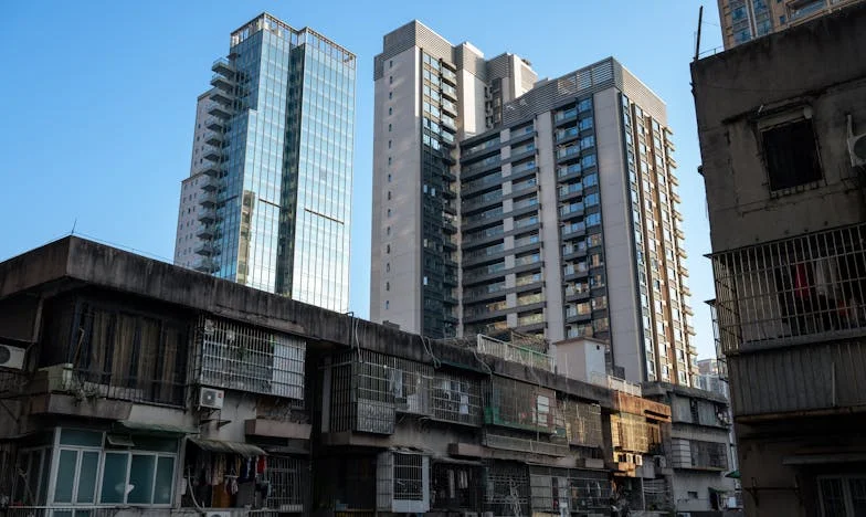 Je ne suis pas invitée au mariage, mais on attend de moi que je donne mon appartement : Les doubles standards de ma famille