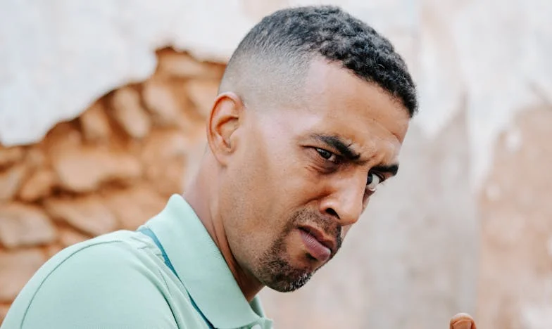 Le Mur Invisible du Luxe : Une Histoire de Fractures Familiales au Cœur de Paris