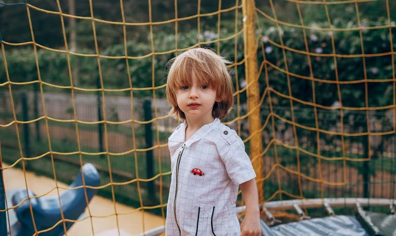 « Maman, pourquoi es-tu entrée chez nous ? » – Une histoire de confiance, de famille et de trahison