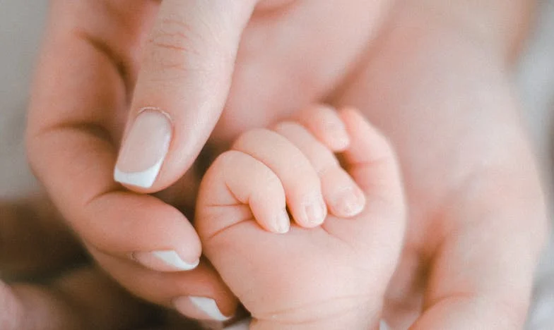 Pas de berceau, pas de table à langer, même pas de body : rentrer chez soi dans le chaos