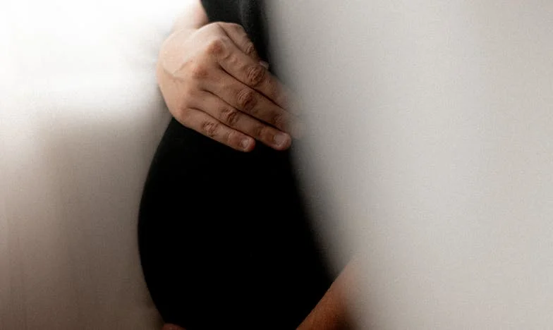 Chaque fois que mon gendre rentre à la maison, je dois me cacher : La douleur d’une grand-mère française