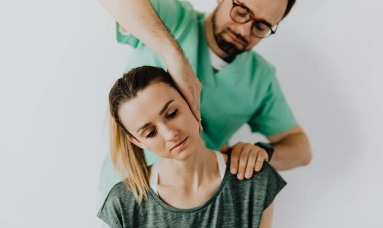 Entre prière et silence : Une mère à la recherche de son fils