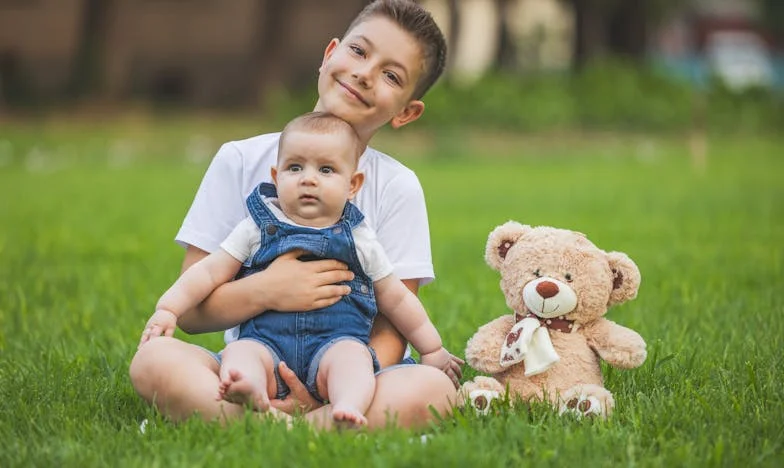 Il m’a jetée dehors avec notre fils pour sa maîtresse : « Sans moi, vous crèverez de faim » — un an plus tard, je suis devenue propriétaire de son entreprise de transport