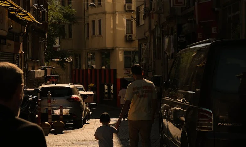 Je n’avais aucune idée de ce qui m’attendait : Quand le fils de mon mari a débarqué chez nous