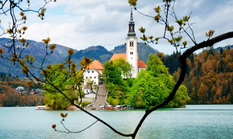 La nuit où mon père défunt m’a mise en garde contre la robe offerte par mon mari : Histoire de secrets de famille, de trahison et de pardon