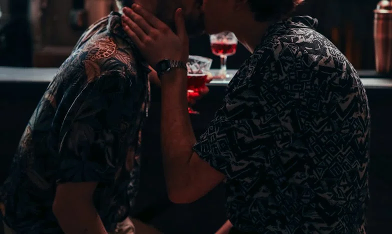 Plastique brisé et secrets de femmes : Comment une ruse a failli détruire deux familles