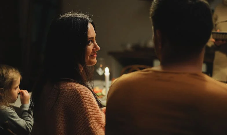 Quand ma belle-mère est devenue mon cauchemar : le combat silencieux d’une femme parisienne