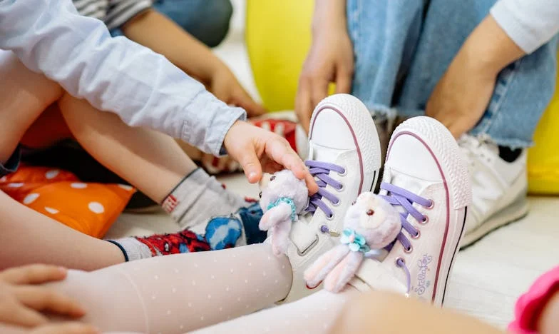 Sous le même toit, des silences brisés