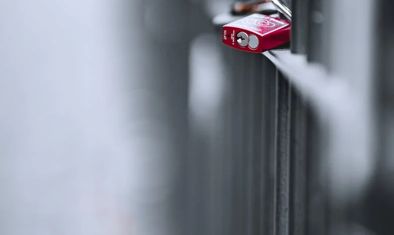 Sous le toit d’éternit : L’ombre d’une famille qui a failli me briser