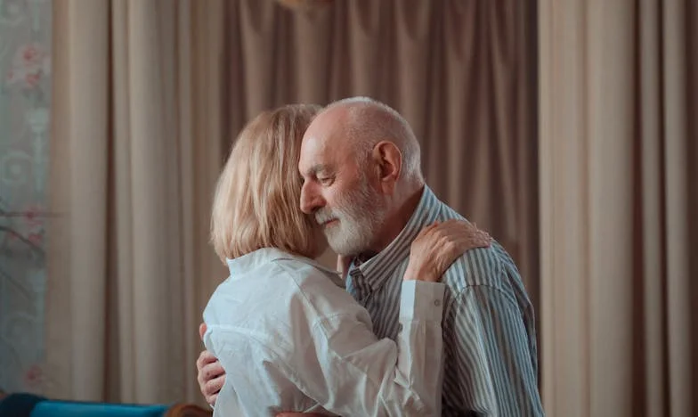 « Tu n’es pas assez cool, mamie ! » – Le cœur brisé d’une grand-mère française