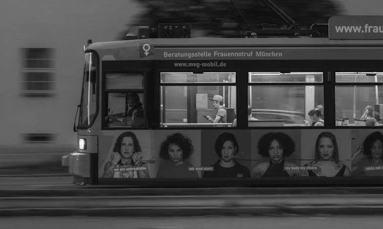 Virágok az ablakban: Egy szomszéd gesztusai és a házasságom határai